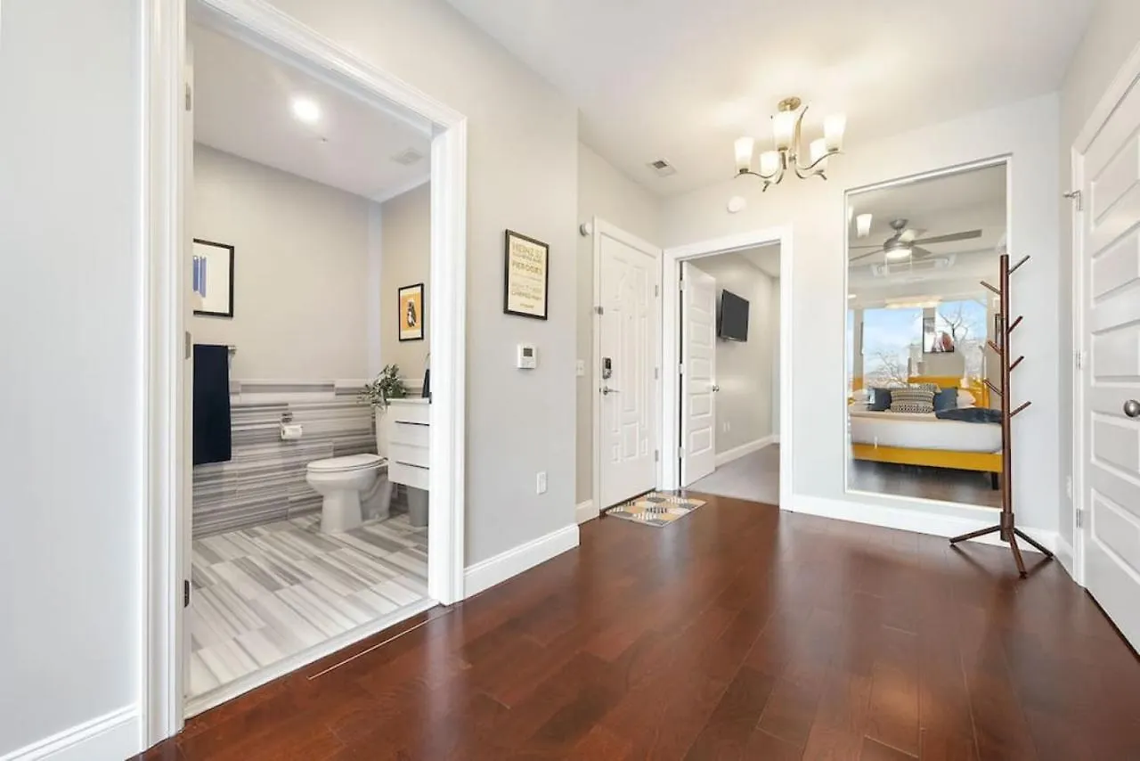 Apartment Hostwise Stays - The Washington At Chatham - Free Parking, Private Gym, Skyline Views! Pittsburgh