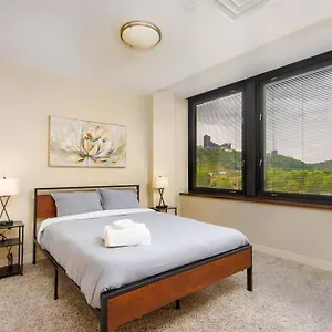 Sprawling Stadium Views Wonderful Location 24-7 Parking Gym Lounge Apartment